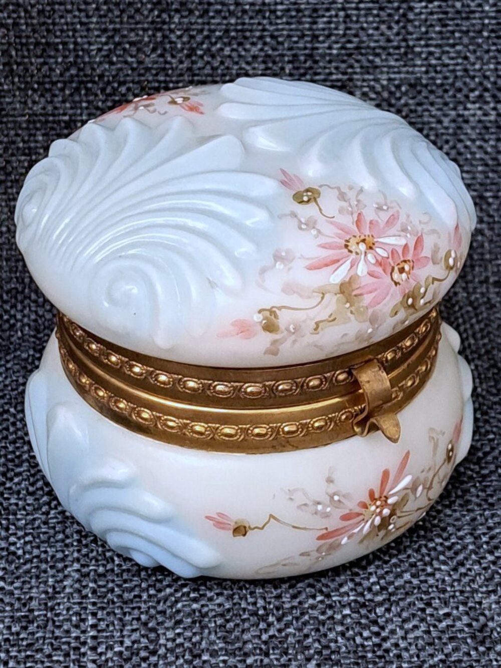 ANTIQUE WAVE CREST VICTORIAN DRESSER HINGED BOX PAINTED GLASS